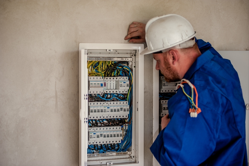 electricite-LA MOTTE-min_electrician-2755683